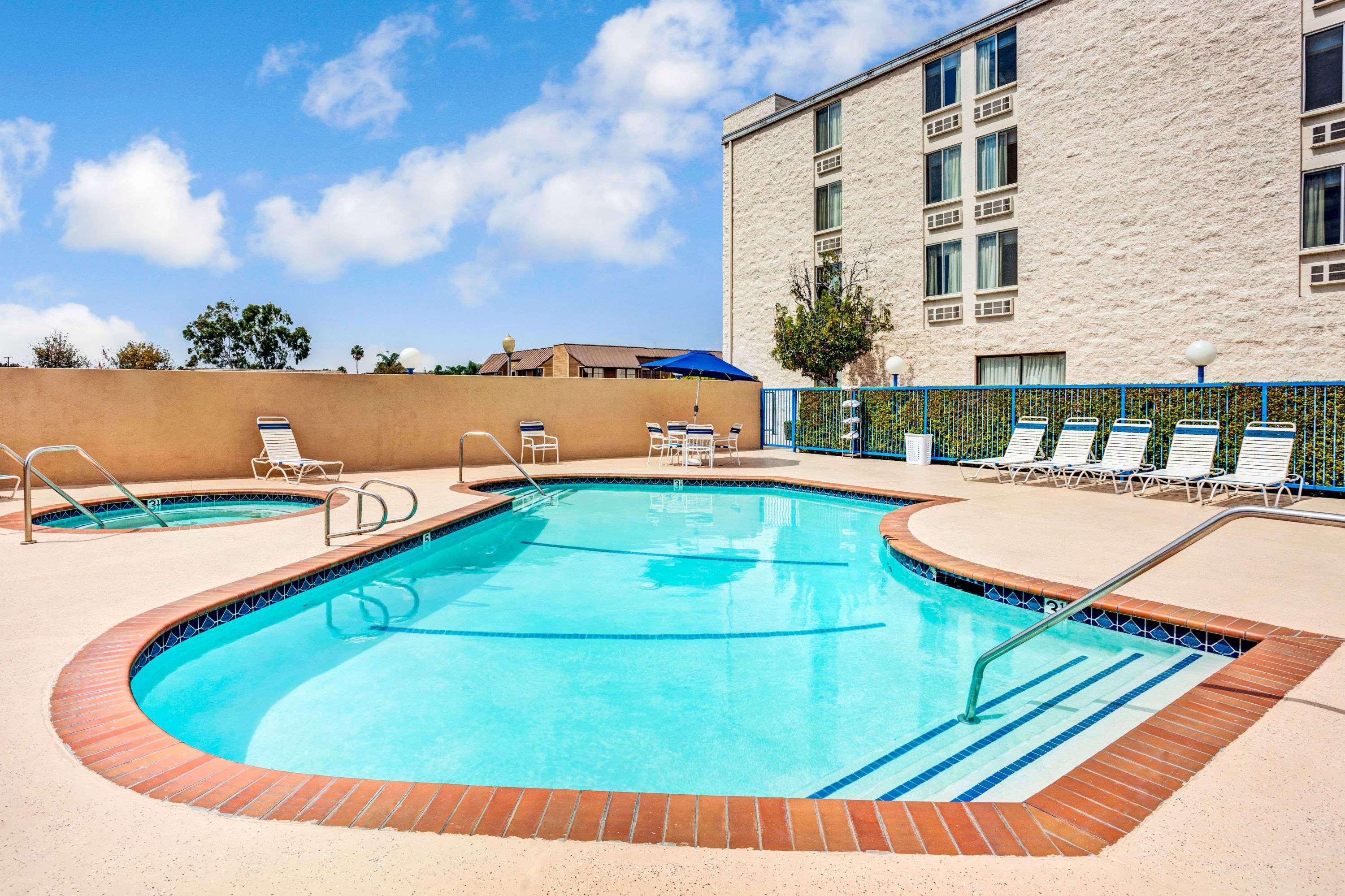 Days Inn & Suites By Wyndham Fullerton Dış mekan fotoğraf
